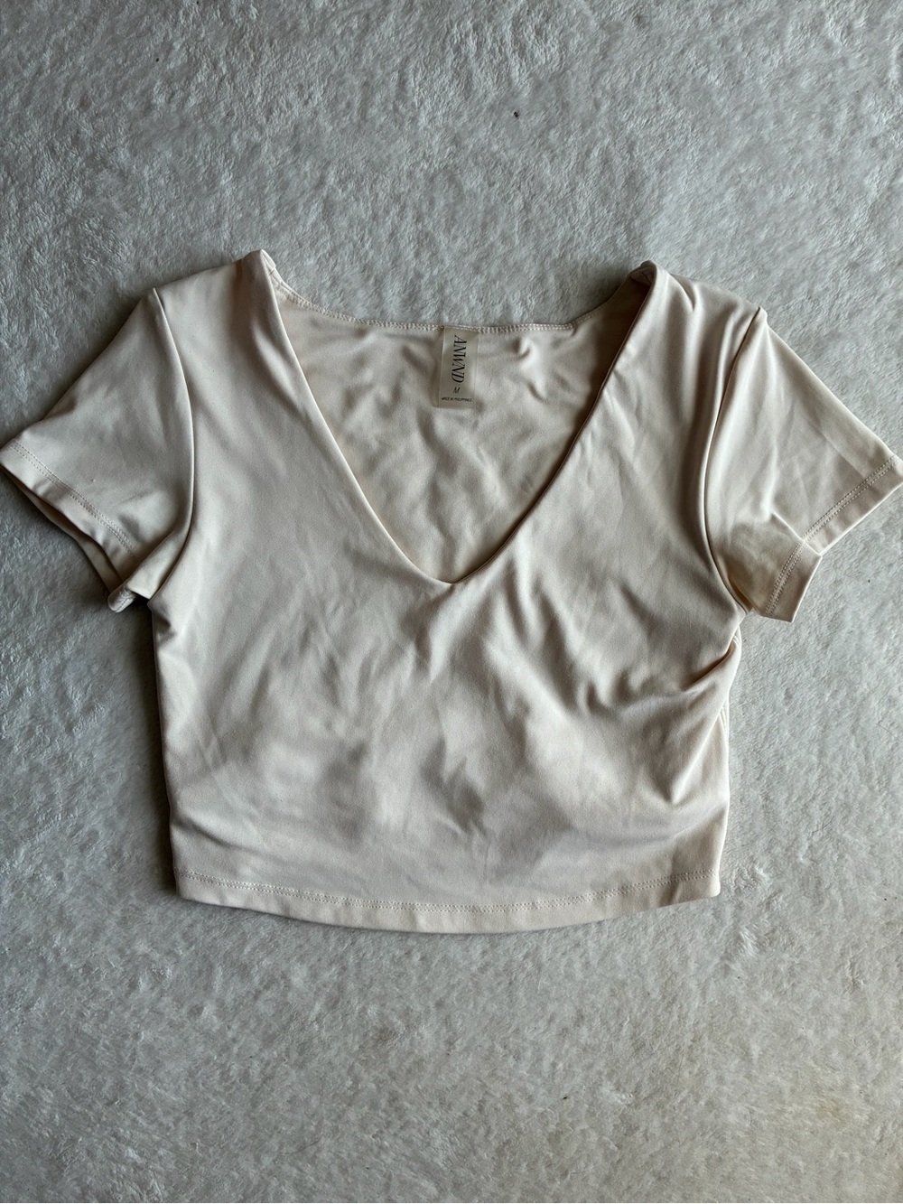 Aritzia Cream V‑Neck Short Sleeve Crop Top